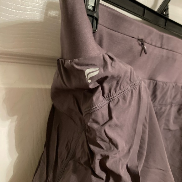 Fabletics Flowy Shorts XXL Short Liner Zip Pocket Plum - Picture 3 of 4